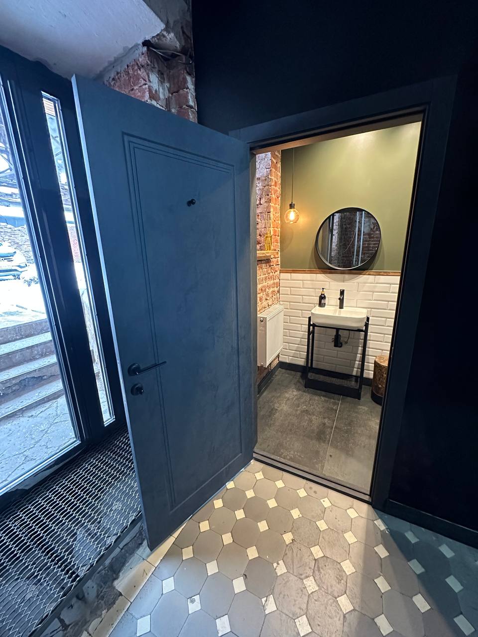 Как только бывшая владимирская ТЭЦ-1 получила второй шанс, в ней начала кипеть жизнь. Сейчас она заполнилась яркими резидентами, среда вокруг которых преображается с бешеной скоростью. О работах по превращению производственного комплекса в креативное пространство «Ключ-Медиа» расспросил владельца «Турбины».