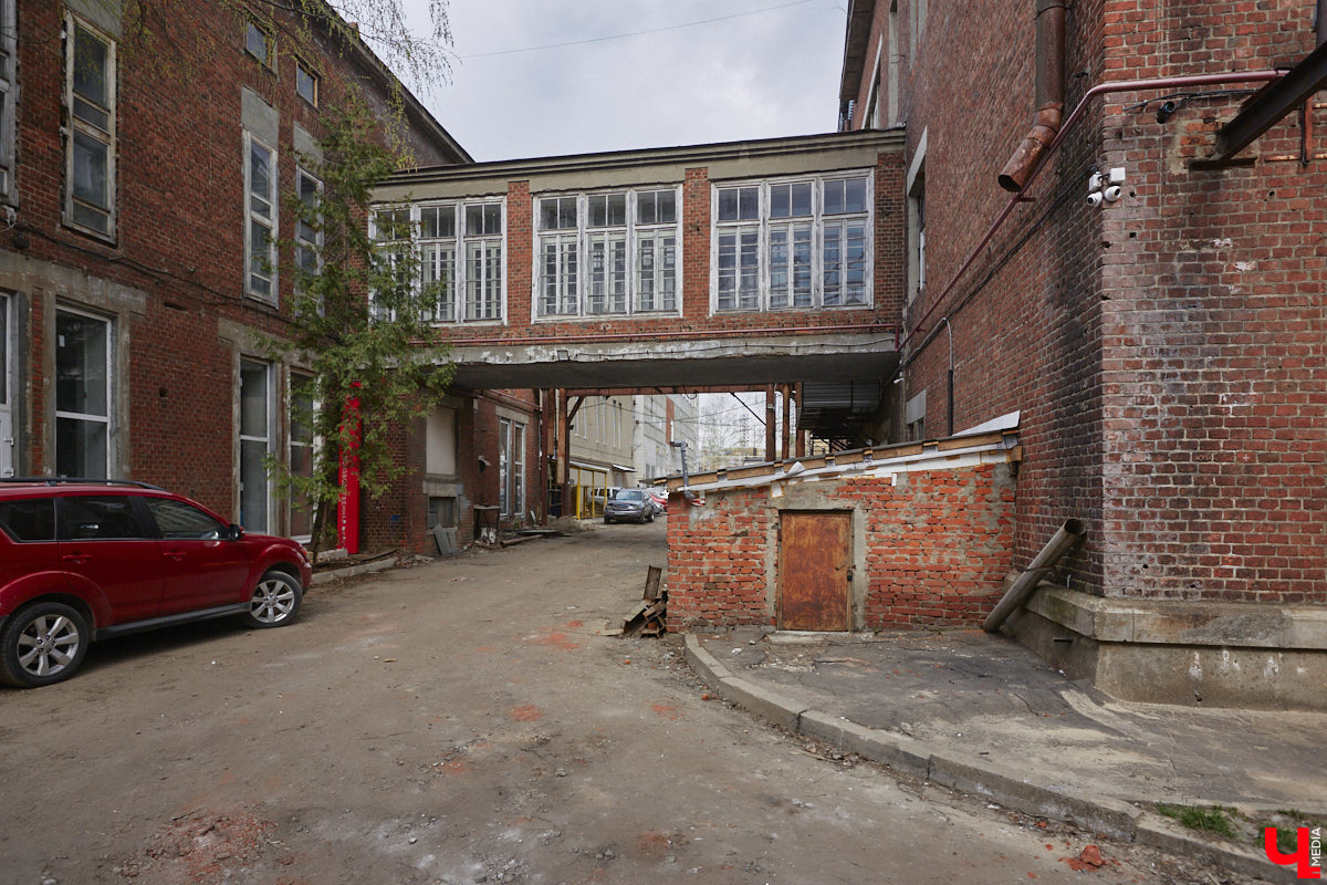 Как только бывшая владимирская ТЭЦ-1 получила второй шанс, в ней начала кипеть жизнь. Сейчас она заполнилась яркими резидентами, среда вокруг которых преображается с бешеной скоростью. О работах по превращению производственного комплекса в креативное пространство «Ключ-Медиа» расспросил владельца «Турбины».