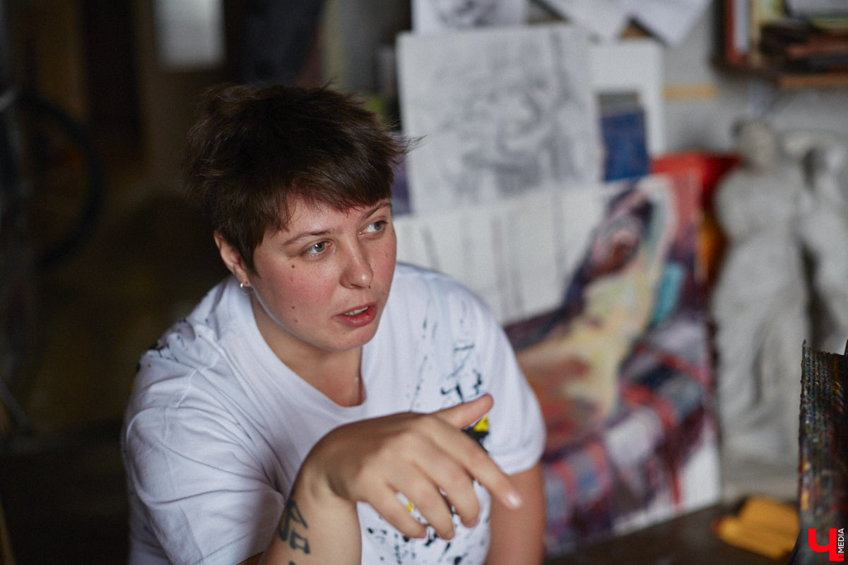 Владимирская художница Дарья Иванилова подрабатывает обычным курьером. Про себя говорит, живопись и велосипед — две ее главные страсти. А потому после утренней работы с натурщиками она до полуночи развозит по адресам продукты. «Ключ-Медиа» решил осветить сразу обе стороны жизни этой девушки.