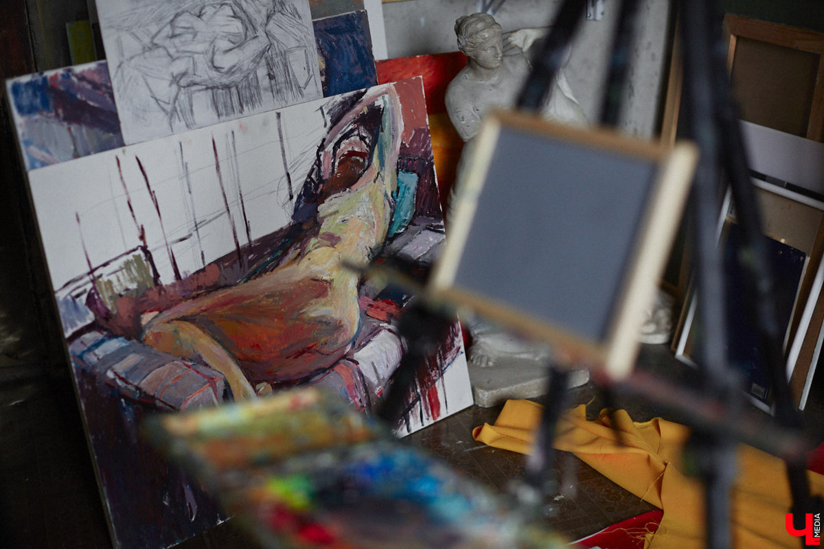 Владимирская художница Дарья Иванилова подрабатывает обычным курьером. Про себя говорит, живопись и велосипед — две ее главные страсти. А потому после утренней работы с натурщиками она до полуночи развозит по адресам продукты. «Ключ-Медиа» решил осветить сразу обе стороны жизни этой девушки.