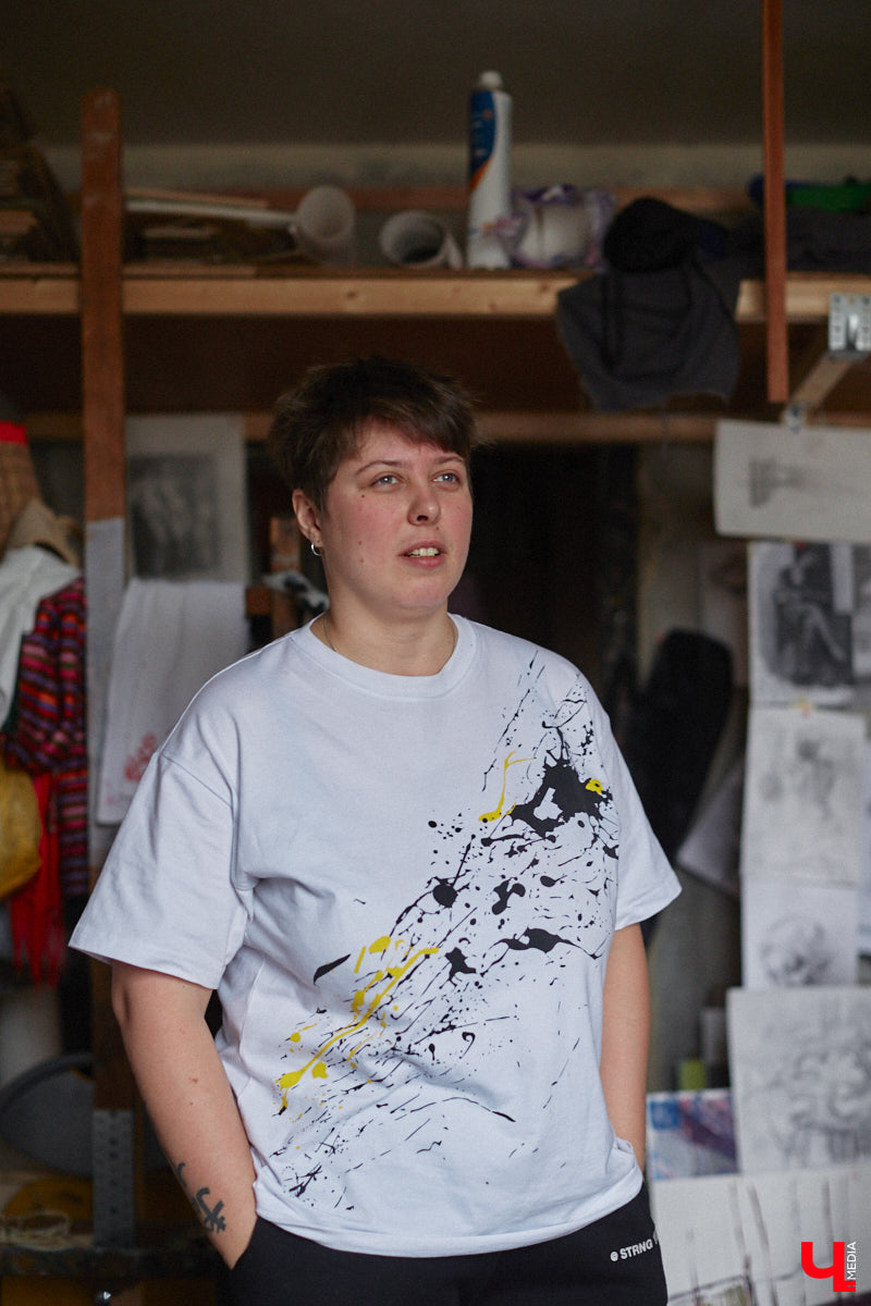 Владимирская художница Дарья Иванилова подрабатывает обычным курьером. Про себя говорит, живопись и велосипед — две ее главные страсти. А потому после утренней работы с натурщиками она до полуночи развозит по адресам продукты. «Ключ-Медиа» решил осветить сразу обе стороны жизни этой девушки.