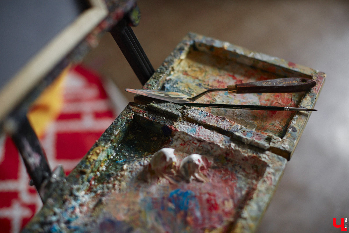 Владимирская художница Дарья Иванилова подрабатывает обычным курьером. Про себя говорит, живопись и велосипед — две ее главные страсти. А потому после утренней работы с натурщиками она до полуночи развозит по адресам продукты. «Ключ-Медиа» решил осветить сразу обе стороны жизни этой девушки.