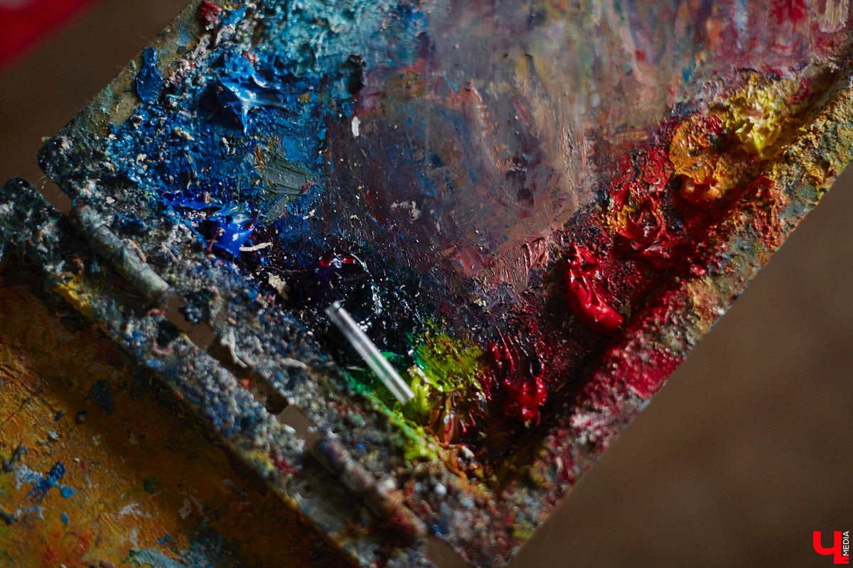 Владимирская художница Дарья Иванилова подрабатывает обычным курьером. Про себя говорит, живопись и велосипед — две ее главные страсти. А потому после утренней работы с натурщиками она до полуночи развозит по адресам продукты. «Ключ-Медиа» решил осветить сразу обе стороны жизни этой девушки.