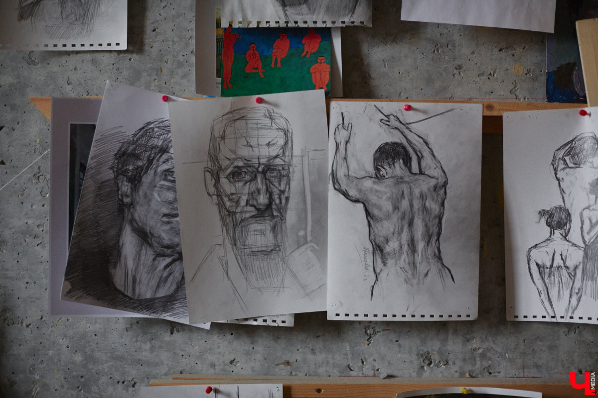 Владимирская художница Дарья Иванилова подрабатывает обычным курьером. Про себя говорит, живопись и велосипед — две ее главные страсти. А потому после утренней работы с натурщиками она до полуночи развозит по адресам продукты. «Ключ-Медиа» решил осветить сразу обе стороны жизни этой девушки.