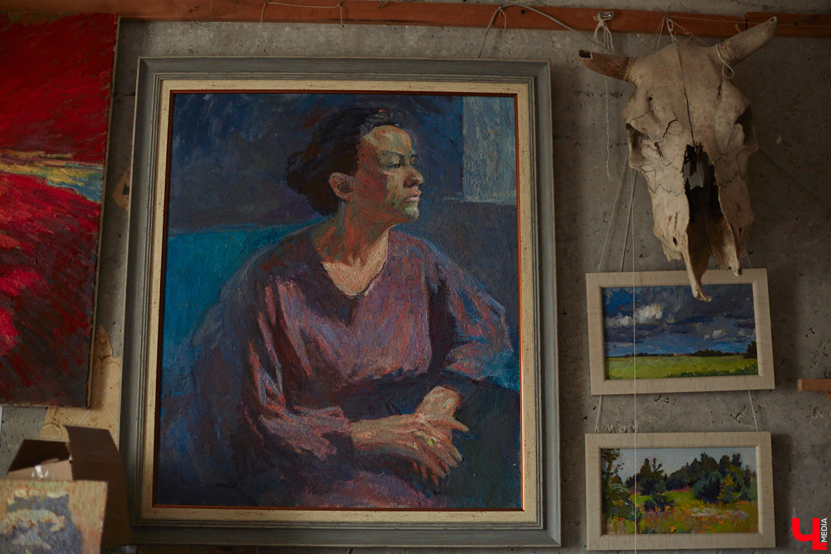 Владимирская художница Дарья Иванилова подрабатывает обычным курьером. Про себя говорит, живопись и велосипед — две ее главные страсти. А потому после утренней работы с натурщиками она до полуночи развозит по адресам продукты. «Ключ-Медиа» решил осветить сразу обе стороны жизни этой девушки.