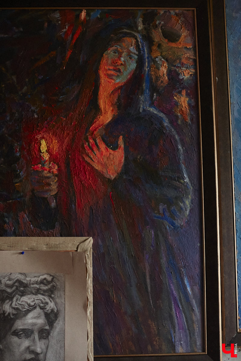 Владимирская художница Дарья Иванилова подрабатывает обычным курьером. Про себя говорит, живопись и велосипед — две ее главные страсти. А потому после утренней работы с натурщиками она до полуночи развозит по адресам продукты. «Ключ-Медиа» решил осветить сразу обе стороны жизни этой девушки.