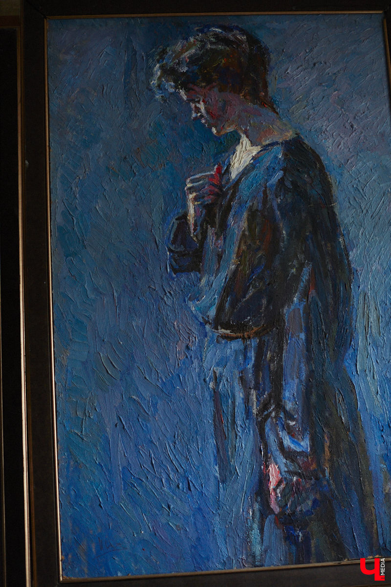 Владимирская художница Дарья Иванилова подрабатывает обычным курьером. Про себя говорит, живопись и велосипед — две ее главные страсти. А потому после утренней работы с натурщиками она до полуночи развозит по адресам продукты. «Ключ-Медиа» решил осветить сразу обе стороны жизни этой девушки.