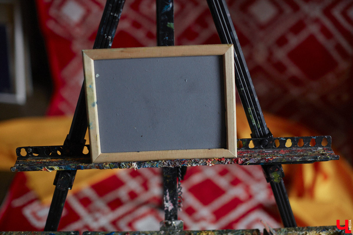 Владимирская художница Дарья Иванилова подрабатывает обычным курьером. Про себя говорит, живопись и велосипед — две ее главные страсти. А потому после утренней работы с натурщиками она до полуночи развозит по адресам продукты. «Ключ-Медиа» решил осветить сразу обе стороны жизни этой девушки.