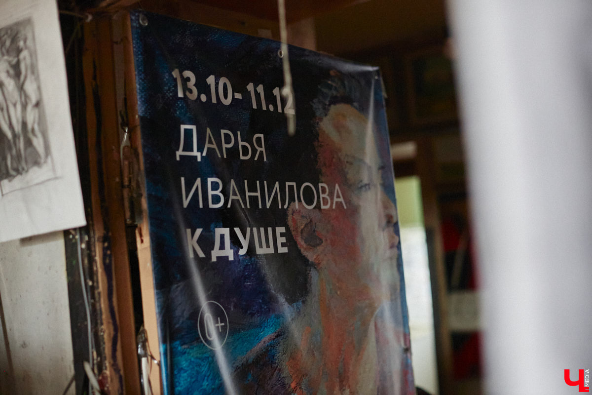 Владимирская художница Дарья Иванилова подрабатывает обычным курьером. Про себя говорит, живопись и велосипед — две ее главные страсти. А потому после утренней работы с натурщиками она до полуночи развозит по адресам продукты. «Ключ-Медиа» решил осветить сразу обе стороны жизни этой девушки.