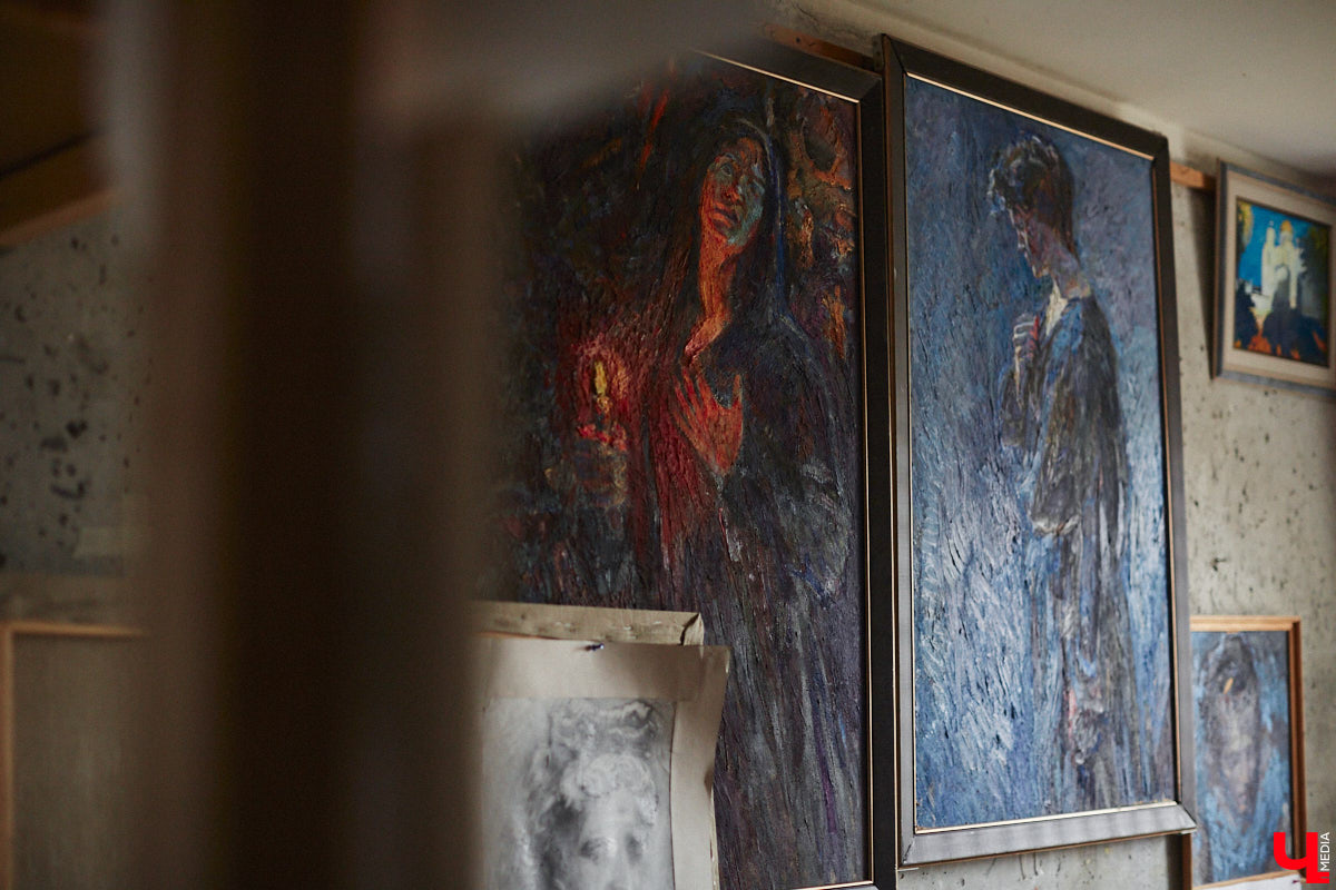 Владимирская художница Дарья Иванилова подрабатывает обычным курьером. Про себя говорит, живопись и велосипед — две ее главные страсти. А потому после утренней работы с натурщиками она до полуночи развозит по адресам продукты. «Ключ-Медиа» решил осветить сразу обе стороны жизни этой девушки.