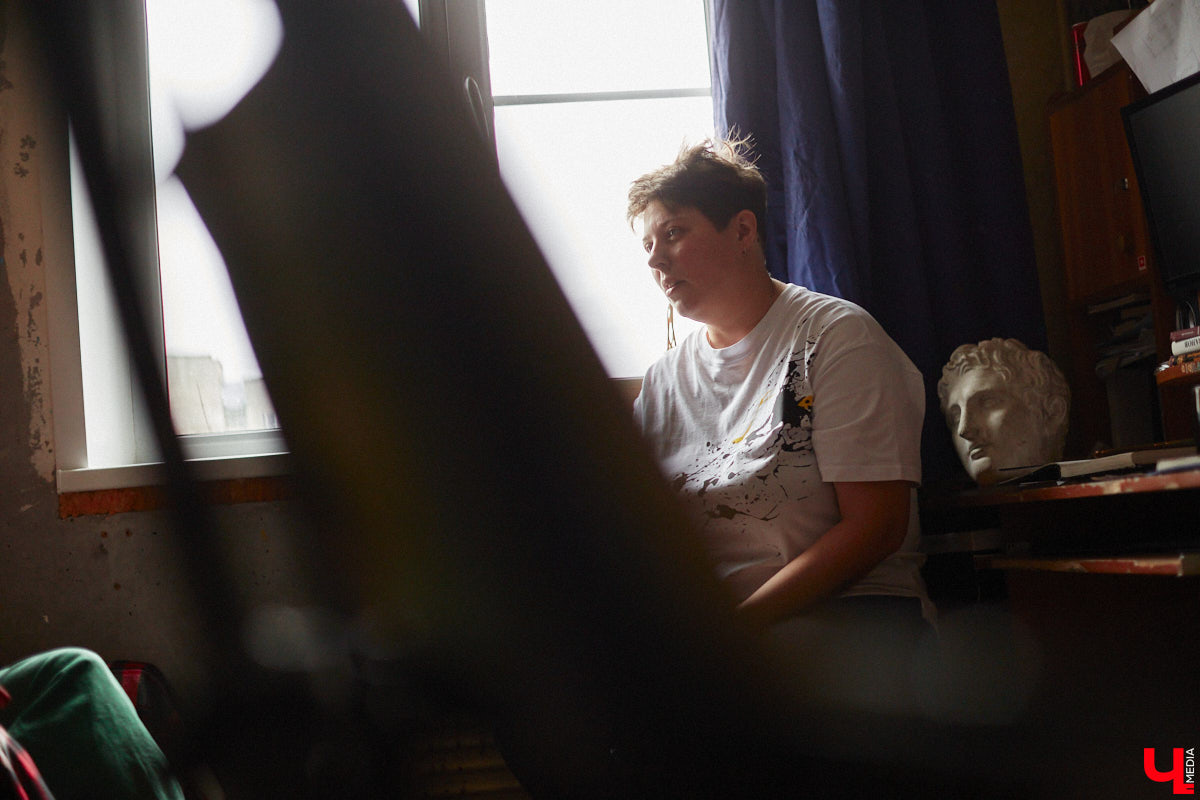 Владимирская художница Дарья Иванилова подрабатывает обычным курьером. Про себя говорит, живопись и велосипед — две ее главные страсти. А потому после утренней работы с натурщиками она до полуночи развозит по адресам продукты. «Ключ-Медиа» решил осветить сразу обе стороны жизни этой девушки.