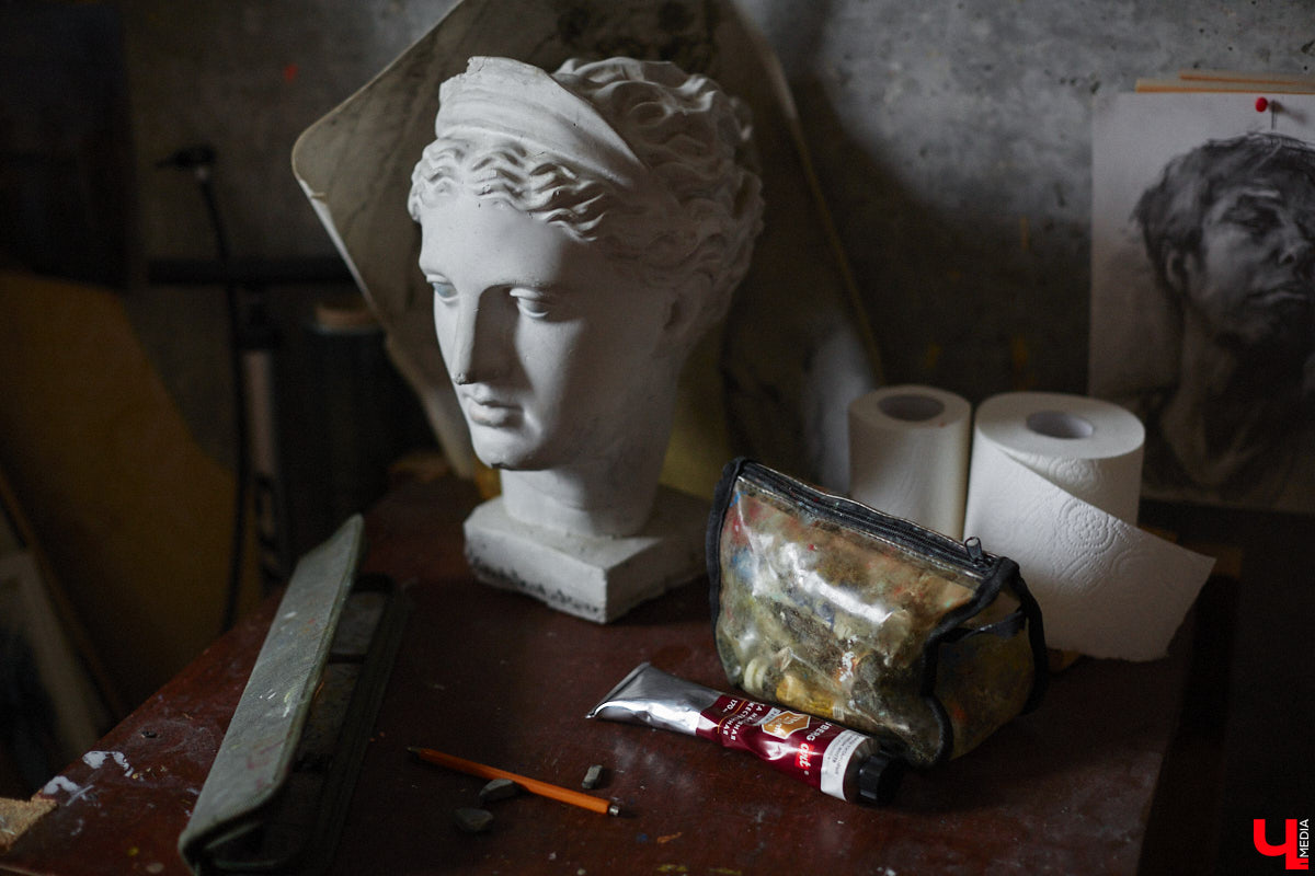 Владимирская художница Дарья Иванилова подрабатывает обычным курьером. Про себя говорит, живопись и велосипед — две ее главные страсти. А потому после утренней работы с натурщиками она до полуночи развозит по адресам продукты. «Ключ-Медиа» решил осветить сразу обе стороны жизни этой девушки.