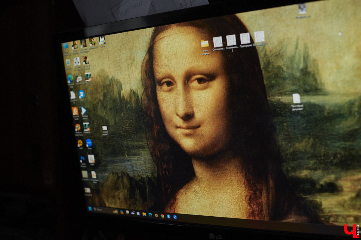 Владимирская художница Дарья Иванилова подрабатывает обычным курьером. Про себя говорит, живопись и велосипед — две ее главные страсти. А потому после утренней работы с натурщиками она до полуночи развозит по адресам продукты. «Ключ-Медиа» решил осветить сразу обе стороны жизни этой девушки.