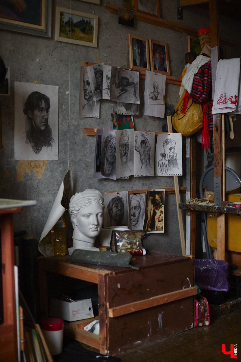 Владимирская художница Дарья Иванилова подрабатывает обычным курьером. Про себя говорит, живопись и велосипед — две ее главные страсти. А потому после утренней работы с натурщиками она до полуночи развозит по адресам продукты. «Ключ-Медиа» решил осветить сразу обе стороны жизни этой девушки.