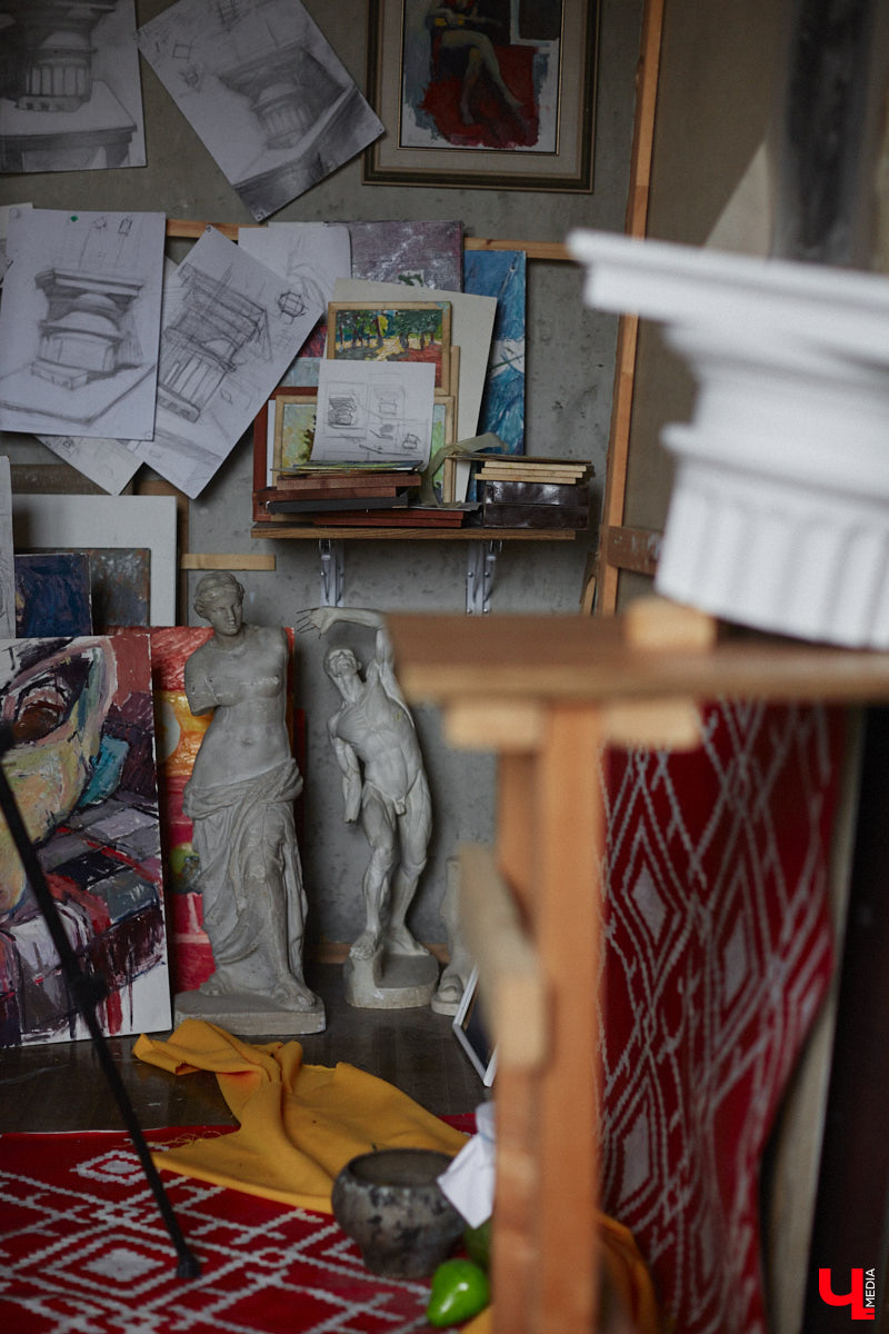 Владимирская художница Дарья Иванилова подрабатывает обычным курьером. Про себя говорит, живопись и велосипед — две ее главные страсти. А потому после утренней работы с натурщиками она до полуночи развозит по адресам продукты. «Ключ-Медиа» решил осветить сразу обе стороны жизни этой девушки.