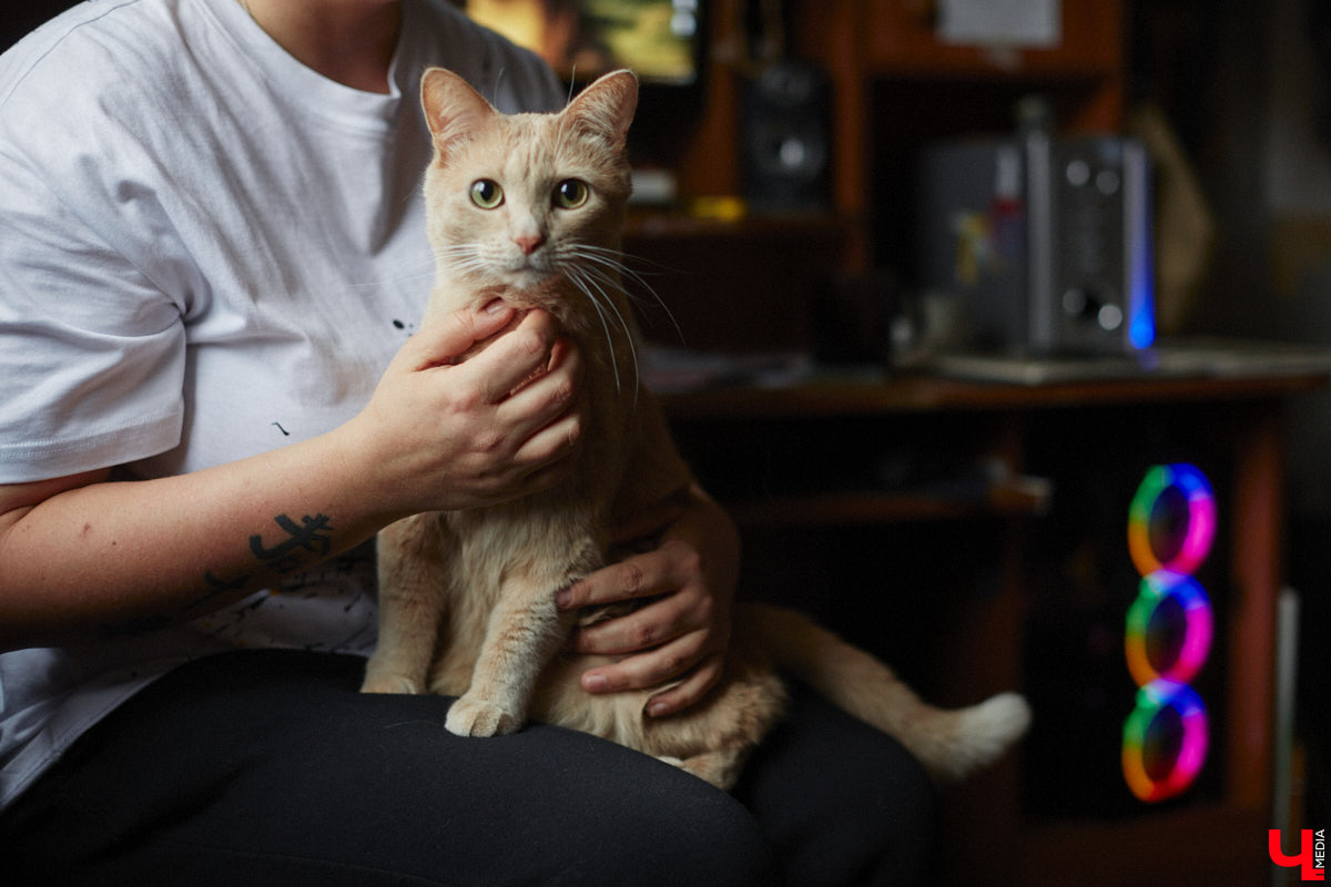 Владимирская художница Дарья Иванилова подрабатывает обычным курьером. Про себя говорит, живопись и велосипед — две ее главные страсти. А потому после утренней работы с натурщиками она до полуночи развозит по адресам продукты. «Ключ-Медиа» решил осветить сразу обе стороны жизни этой девушки.