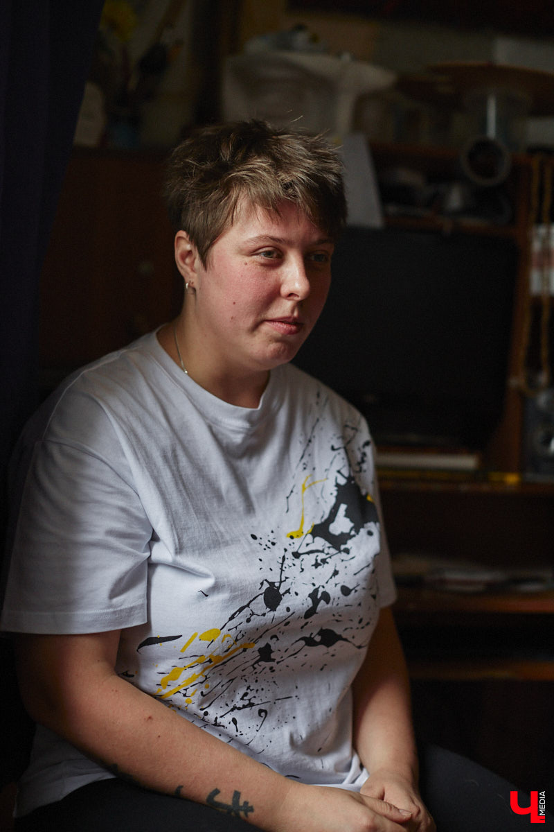 Владимирская художница Дарья Иванилова подрабатывает обычным курьером. Про себя говорит, живопись и велосипед — две ее главные страсти. А потому после утренней работы с натурщиками она до полуночи развозит по адресам продукты. «Ключ-Медиа» решил осветить сразу обе стороны жизни этой девушки.