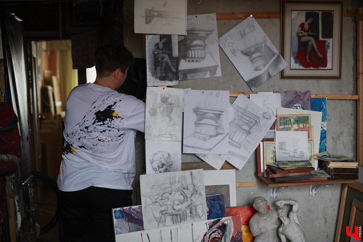 Владимирская художница Дарья Иванилова подрабатывает обычным курьером. Про себя говорит, живопись и велосипед — две ее главные страсти. А потому после утренней работы с натурщиками она до полуночи развозит по адресам продукты. «Ключ-Медиа» решил осветить сразу обе стороны жизни этой девушки.