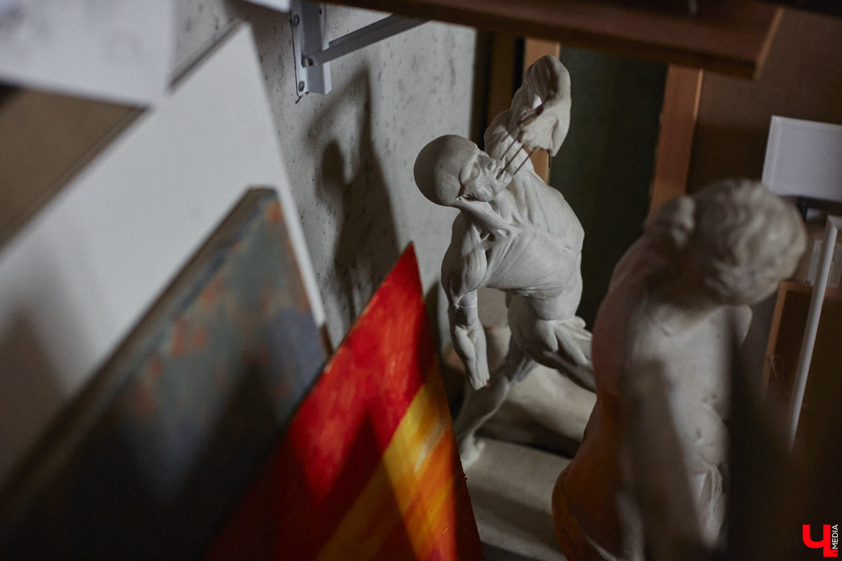 Владимирская художница Дарья Иванилова подрабатывает обычным курьером. Про себя говорит, живопись и велосипед — две ее главные страсти. А потому после утренней работы с натурщиками она до полуночи развозит по адресам продукты. «Ключ-Медиа» решил осветить сразу обе стороны жизни этой девушки.