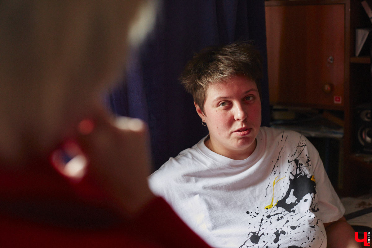 Владимирская художница Дарья Иванилова подрабатывает обычным курьером. Про себя говорит, живопись и велосипед — две ее главные страсти. А потому после утренней работы с натурщиками она до полуночи развозит по адресам продукты. «Ключ-Медиа» решил осветить сразу обе стороны жизни этой девушки.