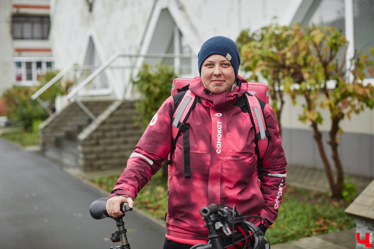 Владимирская художница Дарья Иванилова подрабатывает обычным курьером. Про себя говорит, живопись и велосипед — две ее главные страсти. А потому после утренней работы с натурщиками она до полуночи развозит по адресам продукты. «Ключ-Медиа» решил осветить сразу обе стороны жизни этой девушки.