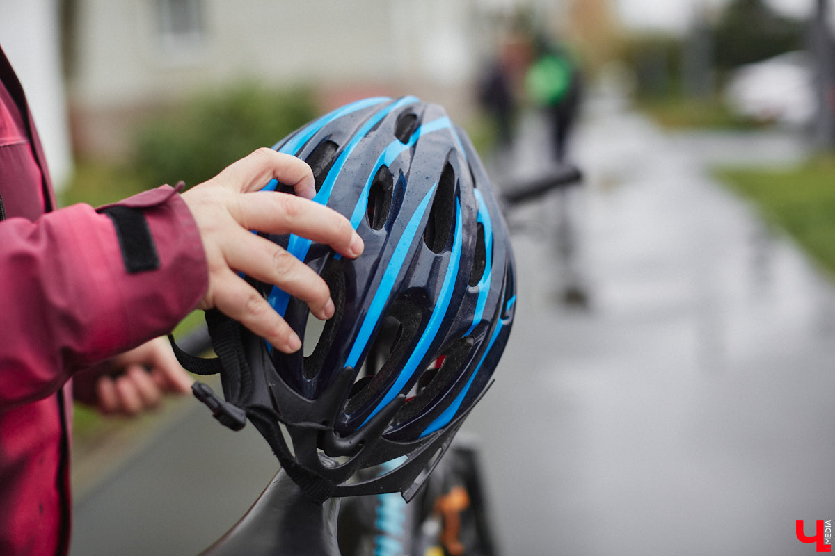 Владимирская художница Дарья Иванилова подрабатывает обычным курьером. Про себя говорит, живопись и велосипед — две ее главные страсти. А потому после утренней работы с натурщиками она до полуночи развозит по адресам продукты. «Ключ-Медиа» решил осветить сразу обе стороны жизни этой девушки.