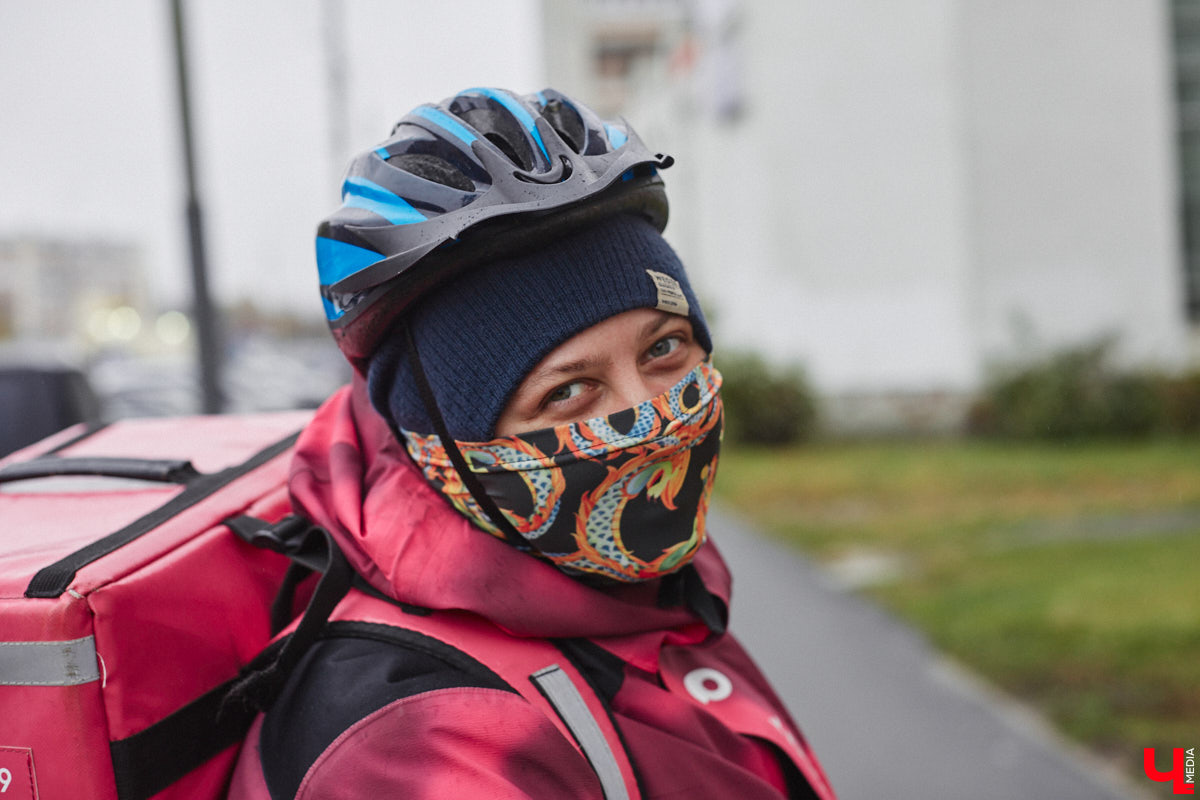 Владимирская художница Дарья Иванилова подрабатывает обычным курьером. Про себя говорит, живопись и велосипед — две ее главные страсти. А потому после утренней работы с натурщиками она до полуночи развозит по адресам продукты. «Ключ-Медиа» решил осветить сразу обе стороны жизни этой девушки.