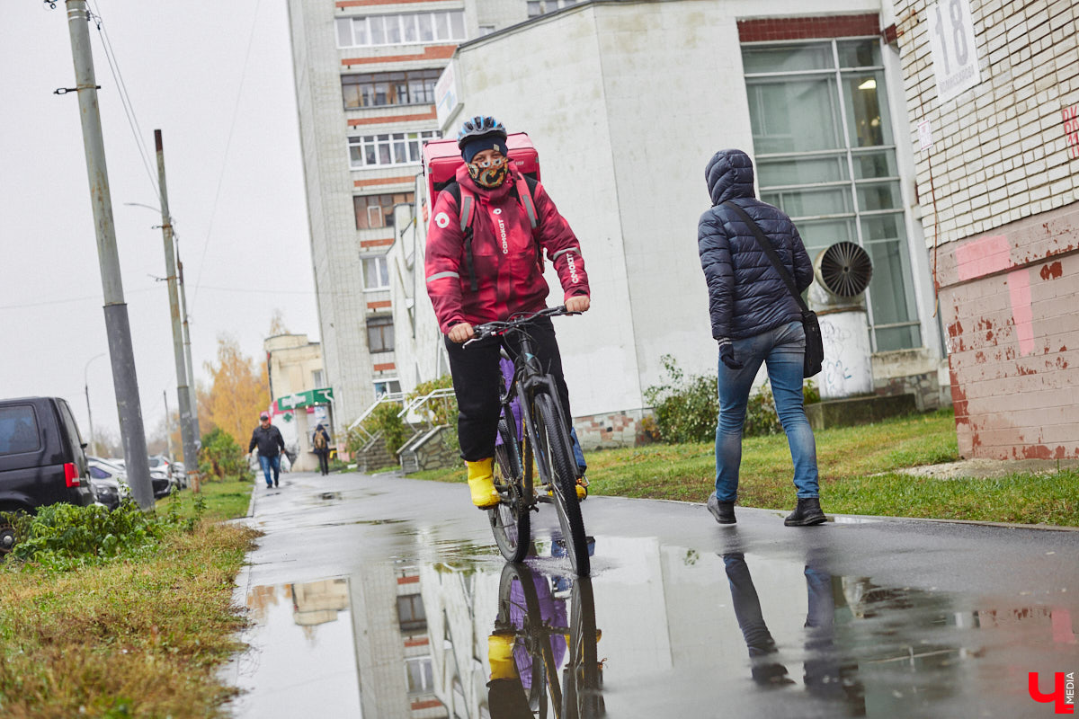 Владимирская художница Дарья Иванилова подрабатывает обычным курьером. Про себя говорит, живопись и велосипед — две ее главные страсти. А потому после утренней работы с натурщиками она до полуночи развозит по адресам продукты. «Ключ-Медиа» решил осветить сразу обе стороны жизни этой девушки.