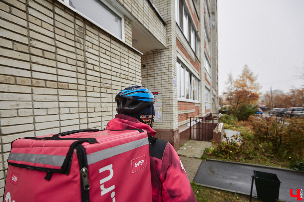 Владимирская художница Дарья Иванилова подрабатывает обычным курьером. Про себя говорит, живопись и велосипед — две ее главные страсти. А потому после утренней работы с натурщиками она до полуночи развозит по адресам продукты. «Ключ-Медиа» решил осветить сразу обе стороны жизни этой девушки.
