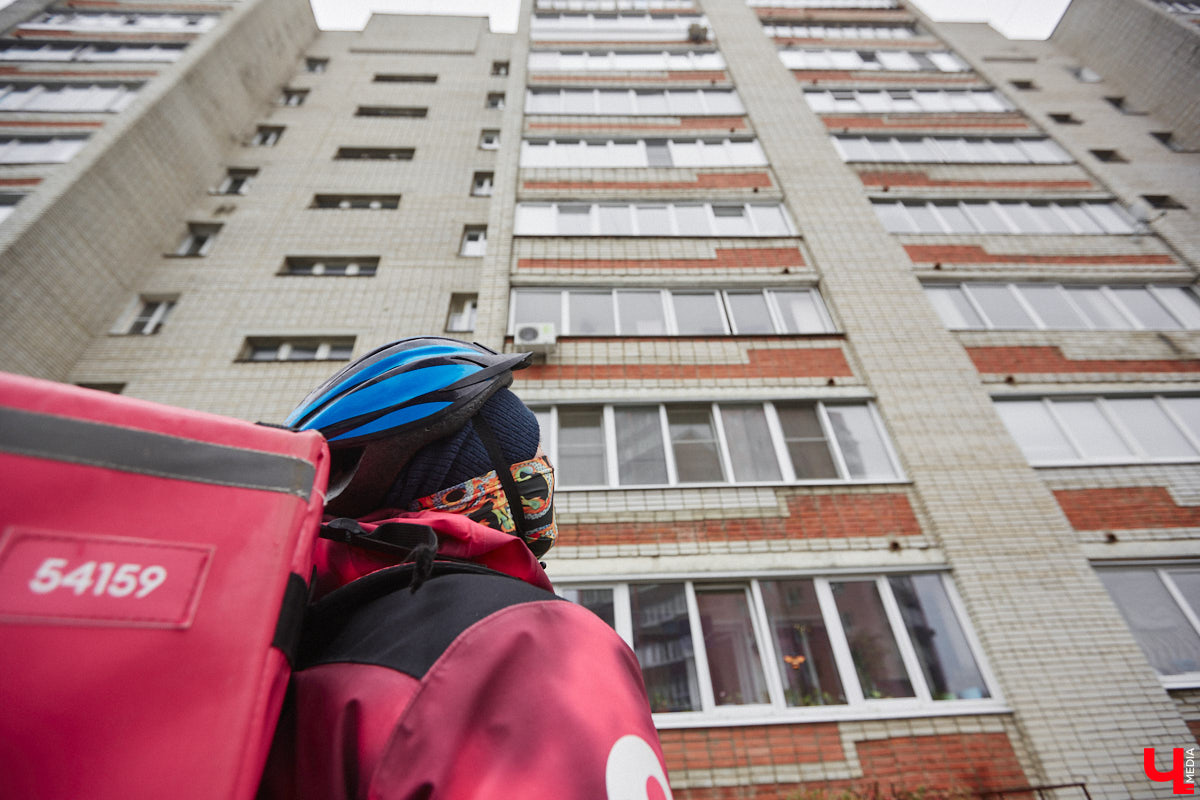 Владимирская художница Дарья Иванилова подрабатывает обычным курьером. Про себя говорит, живопись и велосипед — две ее главные страсти. А потому после утренней работы с натурщиками она до полуночи развозит по адресам продукты. «Ключ-Медиа» решил осветить сразу обе стороны жизни этой девушки.