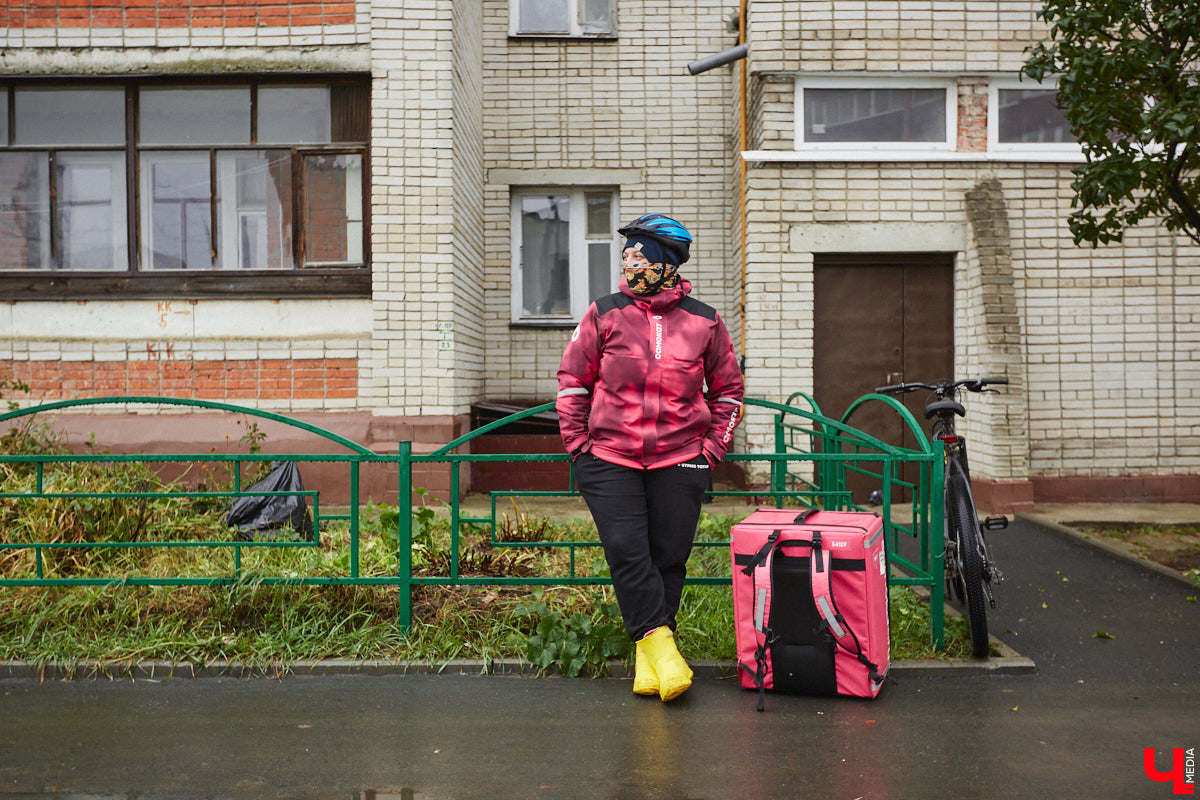 Владимирская художница Дарья Иванилова подрабатывает обычным курьером. Про себя говорит, живопись и велосипед — две ее главные страсти. А потому после утренней работы с натурщиками она до полуночи развозит по адресам продукты. «Ключ-Медиа» решил осветить сразу обе стороны жизни этой девушки.