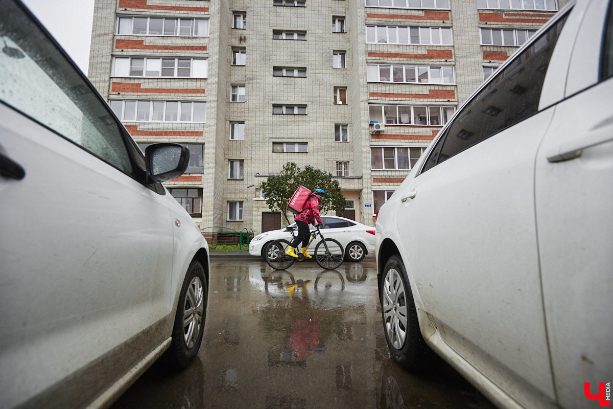 Владимирская художница Дарья Иванилова подрабатывает обычным курьером. Про себя говорит, живопись и велосипед — две ее главные страсти. А потому после утренней работы с натурщиками она до полуночи развозит по адресам продукты. «Ключ-Медиа» решил осветить сразу обе стороны жизни этой девушки.