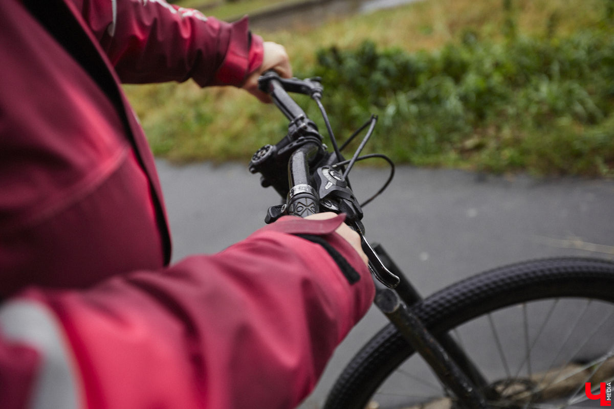 Владимирская художница Дарья Иванилова подрабатывает обычным курьером. Про себя говорит, живопись и велосипед — две ее главные страсти. А потому после утренней работы с натурщиками она до полуночи развозит по адресам продукты. «Ключ-Медиа» решил осветить сразу обе стороны жизни этой девушки.