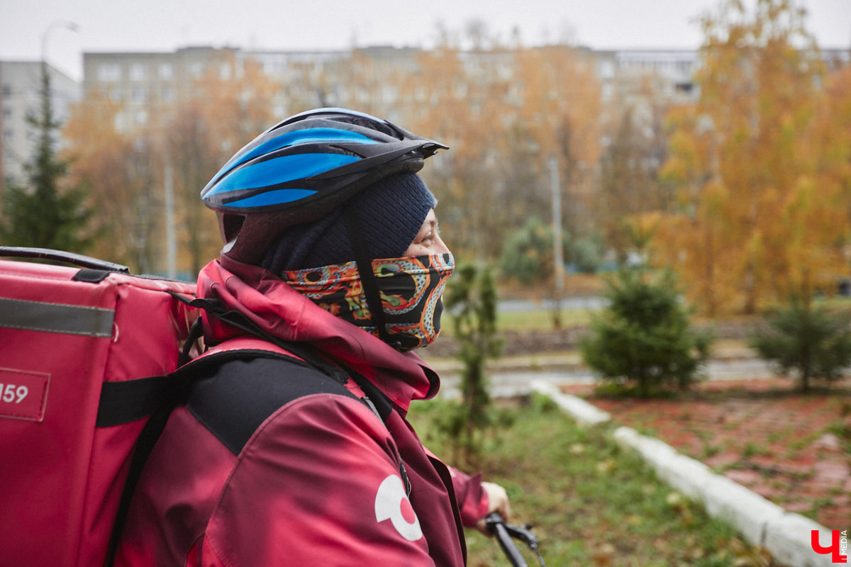 Владимирская художница Дарья Иванилова подрабатывает обычным курьером. Про себя говорит, живопись и велосипед — две ее главные страсти. А потому после утренней работы с натурщиками она до полуночи развозит по адресам продукты. «Ключ-Медиа» решил осветить сразу обе стороны жизни этой девушки.