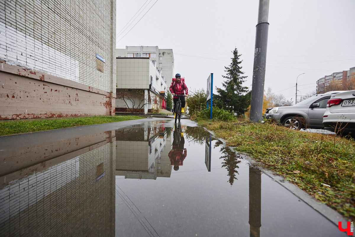 Владимирская художница Дарья Иванилова подрабатывает обычным курьером. Про себя говорит, живопись и велосипед — две ее главные страсти. А потому после утренней работы с натурщиками она до полуночи развозит по адресам продукты. «Ключ-Медиа» решил осветить сразу обе стороны жизни этой девушки.