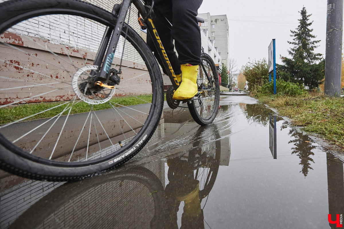 Владимирская художница Дарья Иванилова подрабатывает обычным курьером. Про себя говорит, живопись и велосипед — две ее главные страсти. А потому после утренней работы с натурщиками она до полуночи развозит по адресам продукты. «Ключ-Медиа» решил осветить сразу обе стороны жизни этой девушки.