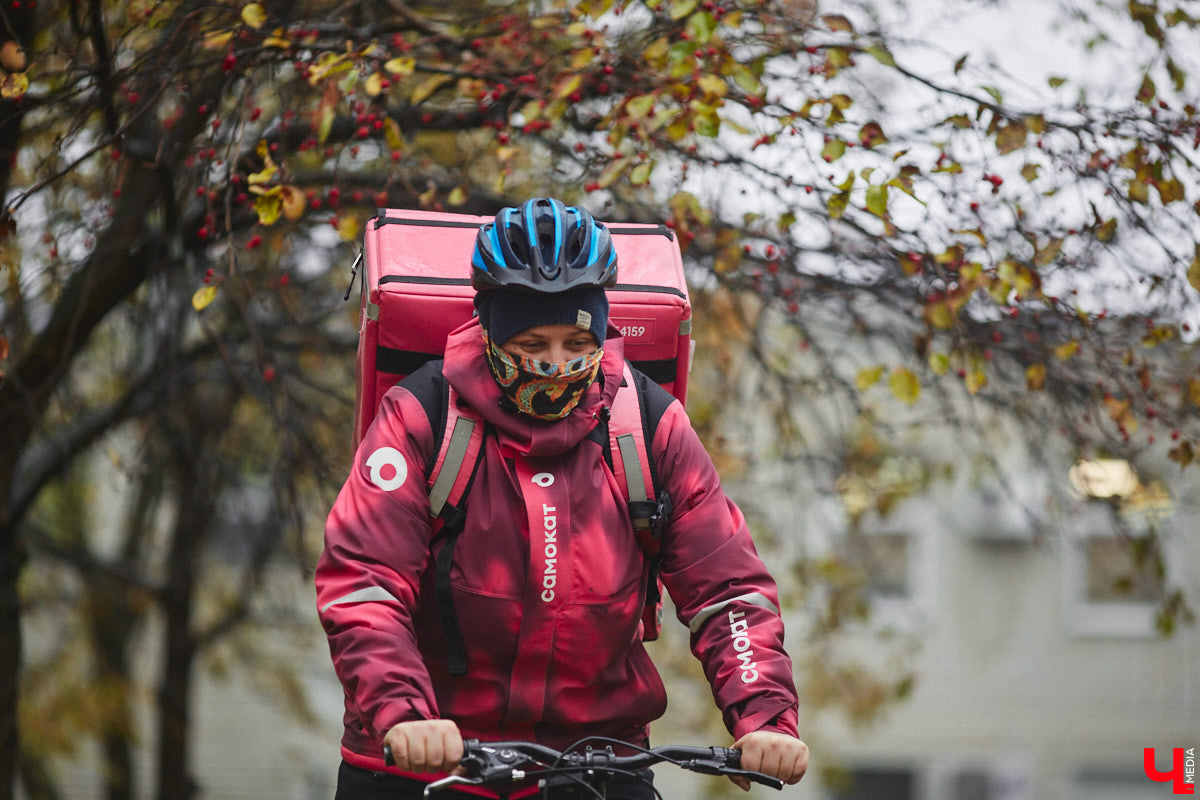 Владимирская художница Дарья Иванилова подрабатывает обычным курьером. Про себя говорит, живопись и велосипед — две ее главные страсти. А потому после утренней работы с натурщиками она до полуночи развозит по адресам продукты. «Ключ-Медиа» решил осветить сразу обе стороны жизни этой девушки.