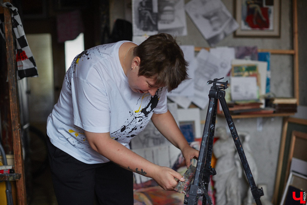 Владимирская художница Дарья Иванилова подрабатывает обычным курьером. Про себя говорит, живопись и велосипед — две ее главные страсти. А потому после утренней работы с натурщиками она до полуночи развозит по адресам продукты. «Ключ-Медиа» решил осветить сразу обе стороны жизни этой девушки.