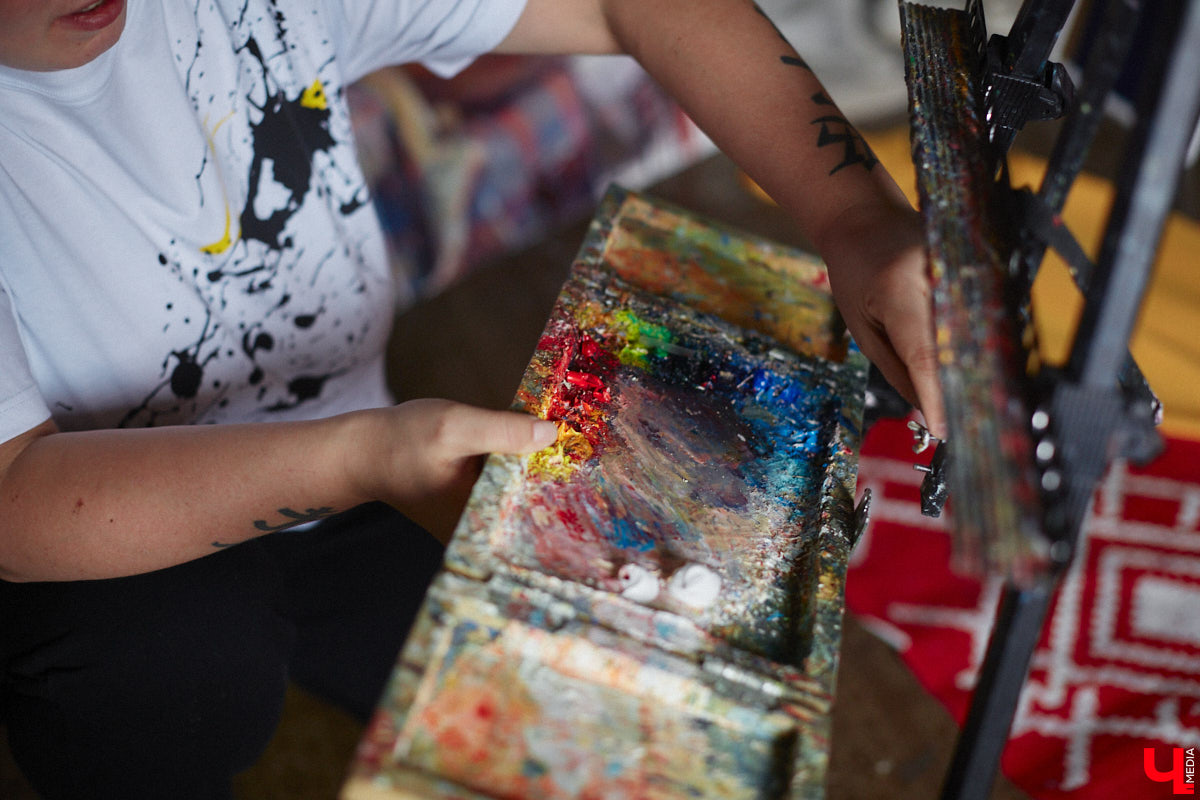 Владимирская художница Дарья Иванилова подрабатывает обычным курьером. Про себя говорит, живопись и велосипед — две ее главные страсти. А потому после утренней работы с натурщиками она до полуночи развозит по адресам продукты. «Ключ-Медиа» решил осветить сразу обе стороны жизни этой девушки.