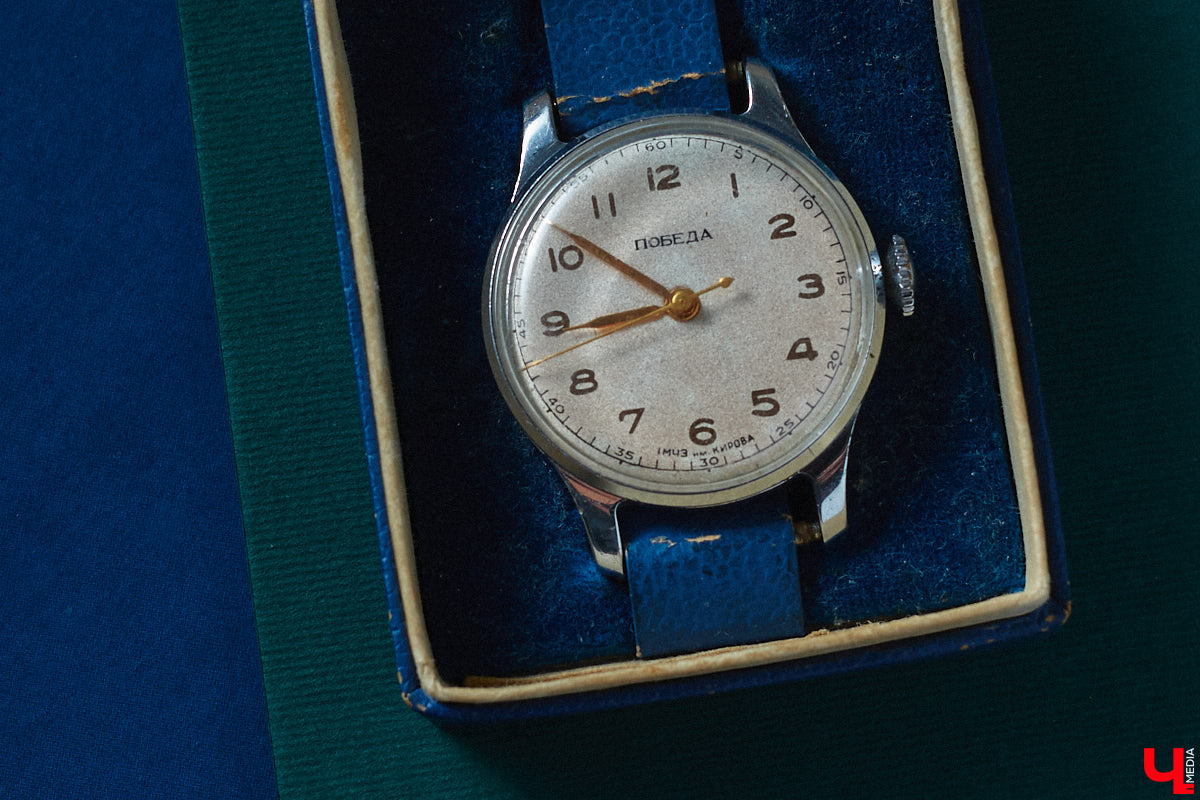 Вы наверняка помните часы советских времен: массивный браслет на стене или тонкий ремешок с циферблатом на запястье мамы. У некоторых они хранятся до сих пор, а кто-то даже собрал внушительную коллекцию. У Дмитрия Фиалковского из Владимира около 300 механизмов, и самые интересные из них воочию оценил «Ключ-Медиа».