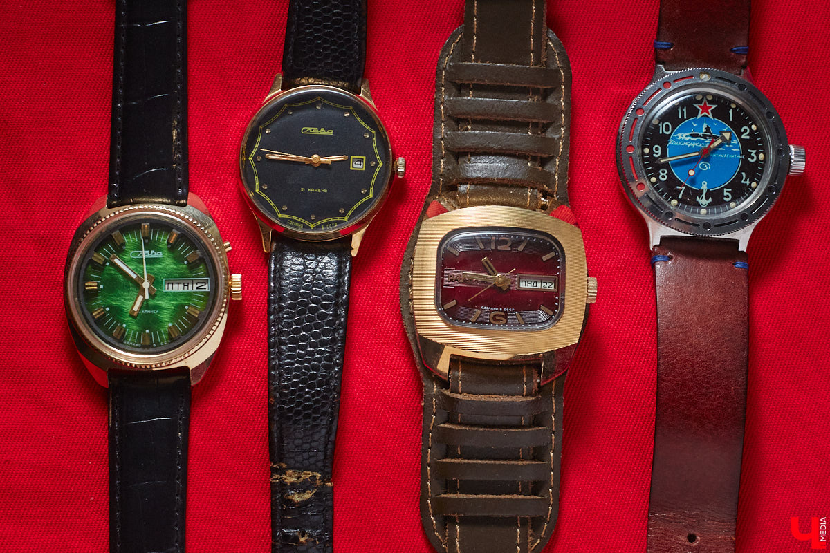 Вы наверняка помните часы советских времен: массивный браслет на стене или тонкий ремешок с циферблатом на запястье мамы. У некоторых они хранятся до сих пор, а кто-то даже собрал внушительную коллекцию. У Дмитрия Фиалковского из Владимира около 300 механизмов, и самые интересные из них воочию оценил «Ключ-Медиа».