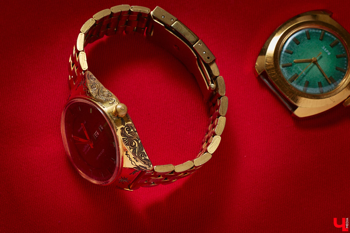 Вы наверняка помните часы советских времен: массивный браслет на стене или тонкий ремешок с циферблатом на запястье мамы. У некоторых они хранятся до сих пор, а кто-то даже собрал внушительную коллекцию. У Дмитрия Фиалковского из Владимира около 300 механизмов, и самые интересные из них воочию оценил «Ключ-Медиа».