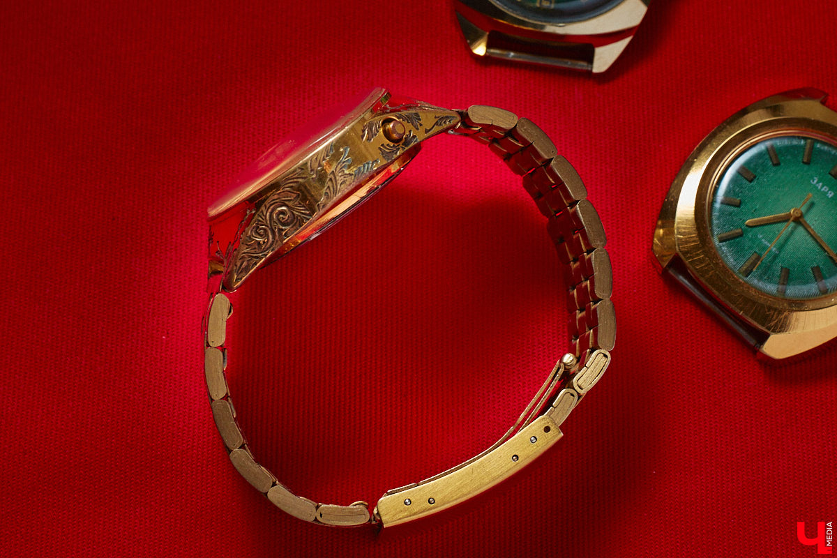 Вы наверняка помните часы советских времен: массивный браслет на стене или тонкий ремешок с циферблатом на запястье мамы. У некоторых они хранятся до сих пор, а кто-то даже собрал внушительную коллекцию. У Дмитрия Фиалковского из Владимира около 300 механизмов, и самые интересные из них воочию оценил «Ключ-Медиа».