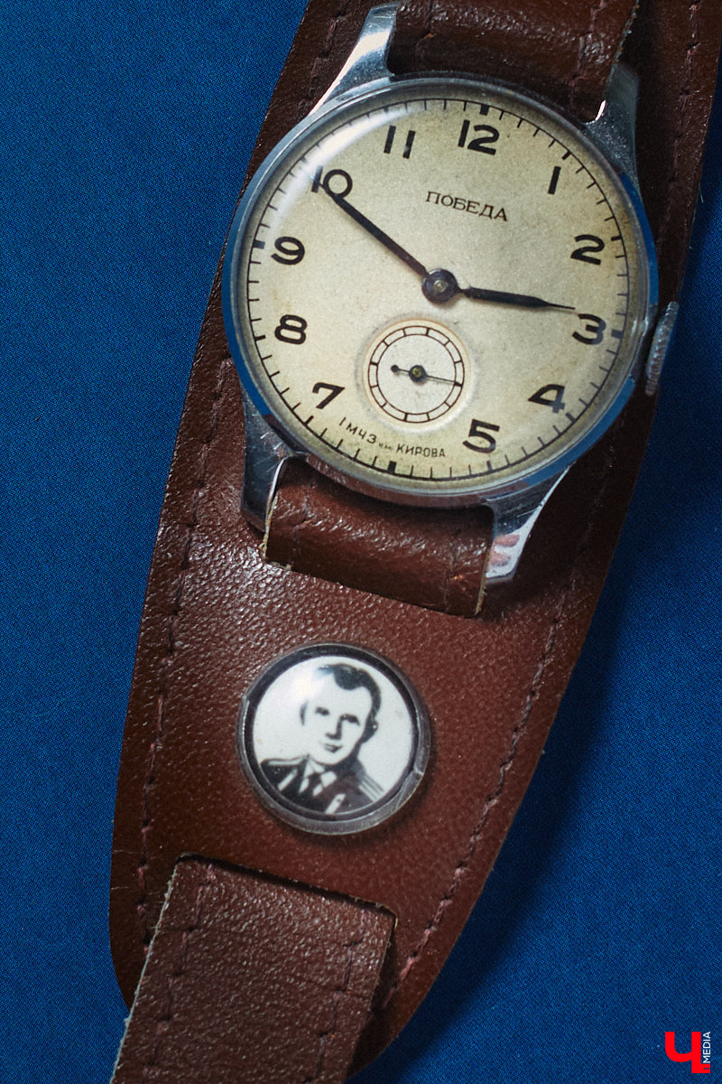 Вы наверняка помните часы советских времен: массивный браслет на стене или тонкий ремешок с циферблатом на запястье мамы. У некоторых они хранятся до сих пор, а кто-то даже собрал внушительную коллекцию. У Дмитрия Фиалковского из Владимира около 300 механизмов, и самые интересные из них воочию оценил «Ключ-Медиа».