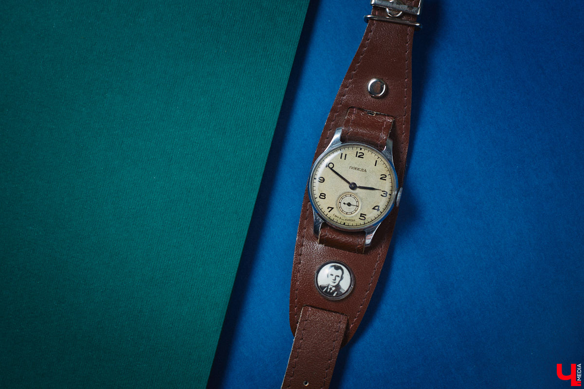 Вы наверняка помните часы советских времен: массивный браслет на стене или тонкий ремешок с циферблатом на запястье мамы. У некоторых они хранятся до сих пор, а кто-то даже собрал внушительную коллекцию. У Дмитрия Фиалковского из Владимира около 300 механизмов, и самые интересные из них воочию оценил «Ключ-Медиа».