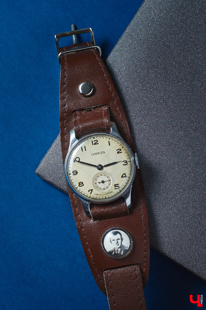 Вы наверняка помните часы советских времен: массивный браслет на стене или тонкий ремешок с циферблатом на запястье мамы. У некоторых они хранятся до сих пор, а кто-то даже собрал внушительную коллекцию. У Дмитрия Фиалковского из Владимира около 300 механизмов, и самые интересные из них воочию оценил «Ключ-Медиа».