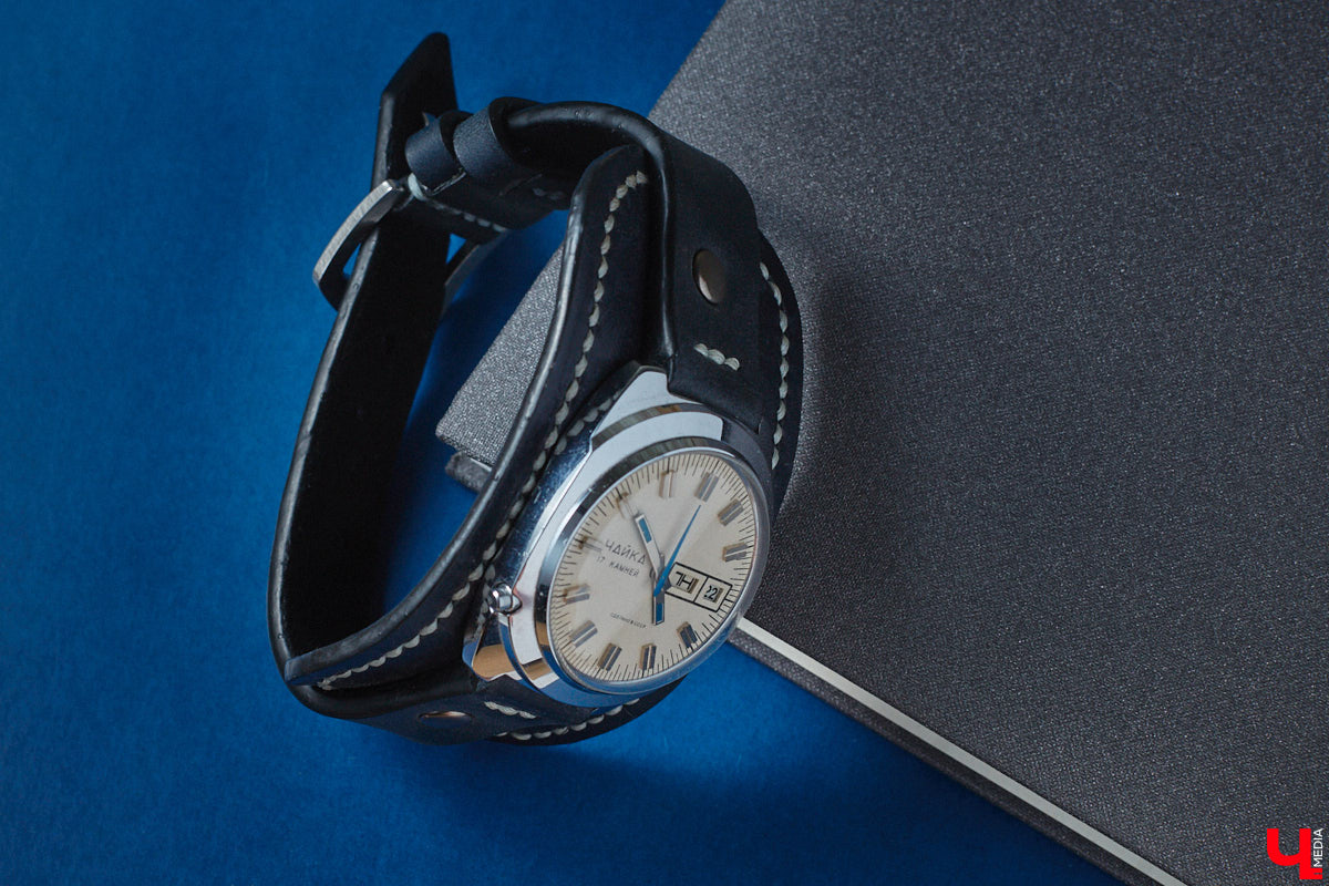 Вы наверняка помните часы советских времен: массивный браслет на стене или тонкий ремешок с циферблатом на запястье мамы. У некоторых они хранятся до сих пор, а кто-то даже собрал внушительную коллекцию. У Дмитрия Фиалковского из Владимира около 300 механизмов, и самые интересные из них воочию оценил «Ключ-Медиа».