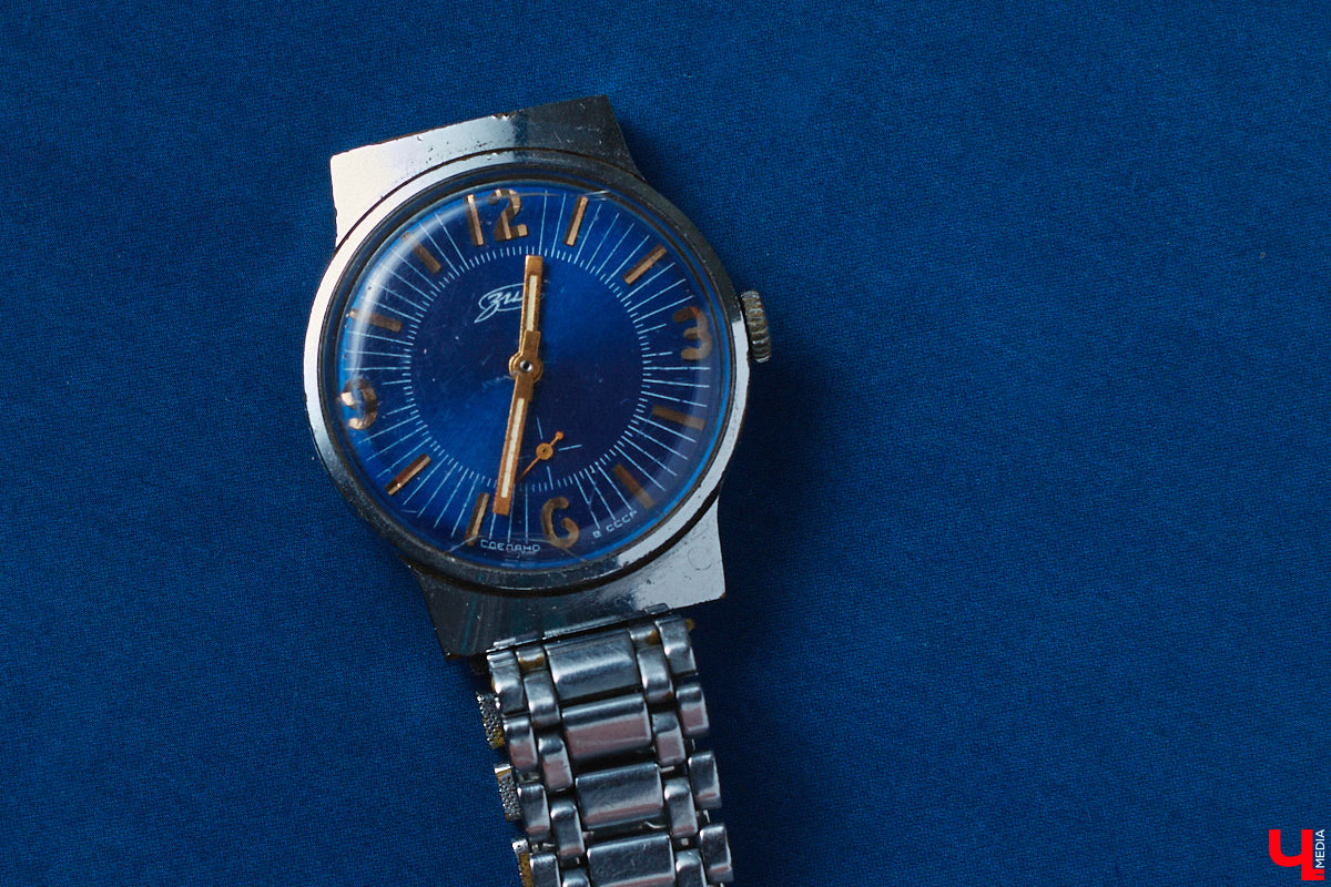 Вы наверняка помните часы советских времен: массивный браслет на стене или тонкий ремешок с циферблатом на запястье мамы. У некоторых они хранятся до сих пор, а кто-то даже собрал внушительную коллекцию. У Дмитрия Фиалковского из Владимира около 300 механизмов, и самые интересные из них воочию оценил «Ключ-Медиа».