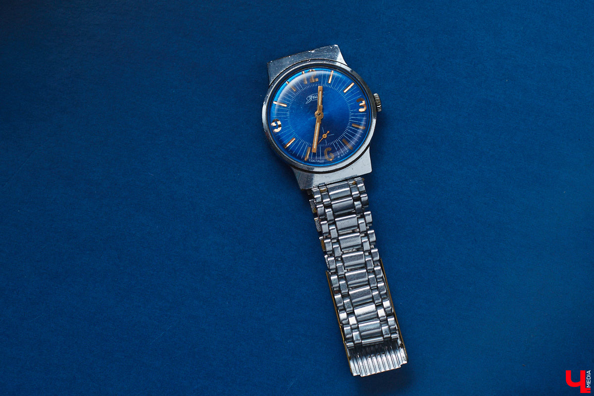 Вы наверняка помните часы советских времен: массивный браслет на стене или тонкий ремешок с циферблатом на запястье мамы. У некоторых они хранятся до сих пор, а кто-то даже собрал внушительную коллекцию. У Дмитрия Фиалковского из Владимира около 300 механизмов, и самые интересные из них воочию оценил «Ключ-Медиа».