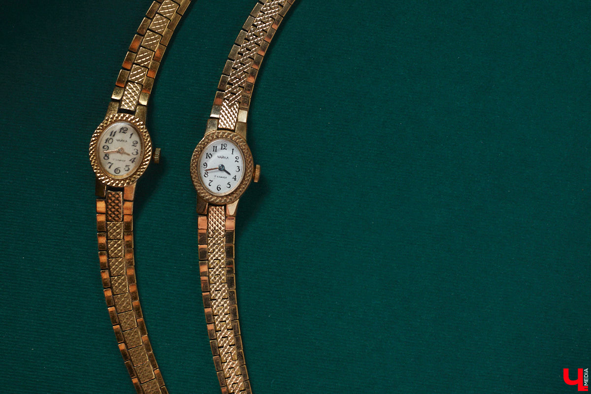 Вы наверняка помните часы советских времен: массивный браслет на стене или тонкий ремешок с циферблатом на запястье мамы. У некоторых они хранятся до сих пор, а кто-то даже собрал внушительную коллекцию. У Дмитрия Фиалковского из Владимира около 300 механизмов, и самые интересные из них воочию оценил «Ключ-Медиа».